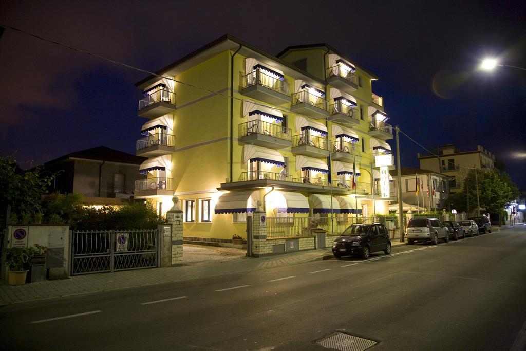 Hotel Fortunella Lido di Camaiore Exterior photo