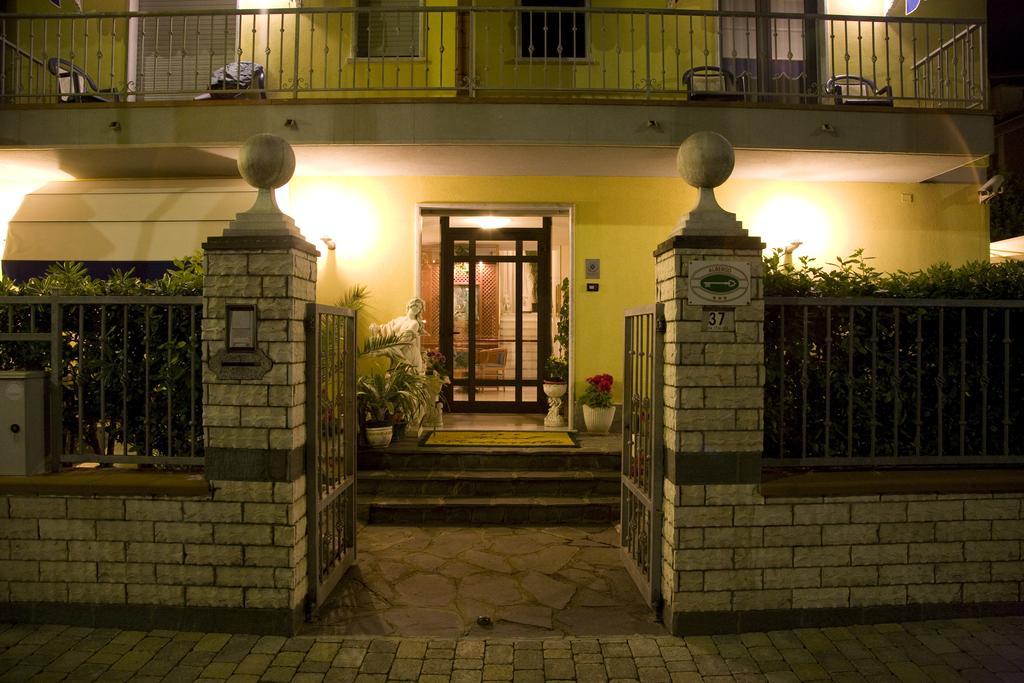 Hotel Fortunella Lido di Camaiore Exterior photo