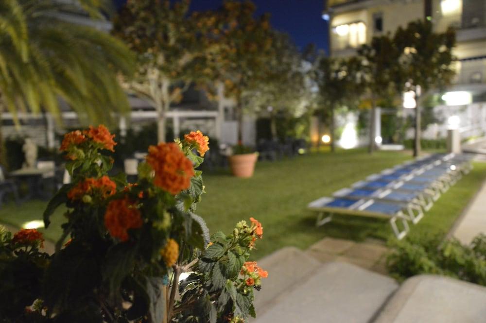 Hotel Fortunella Lido di Camaiore Exterior photo