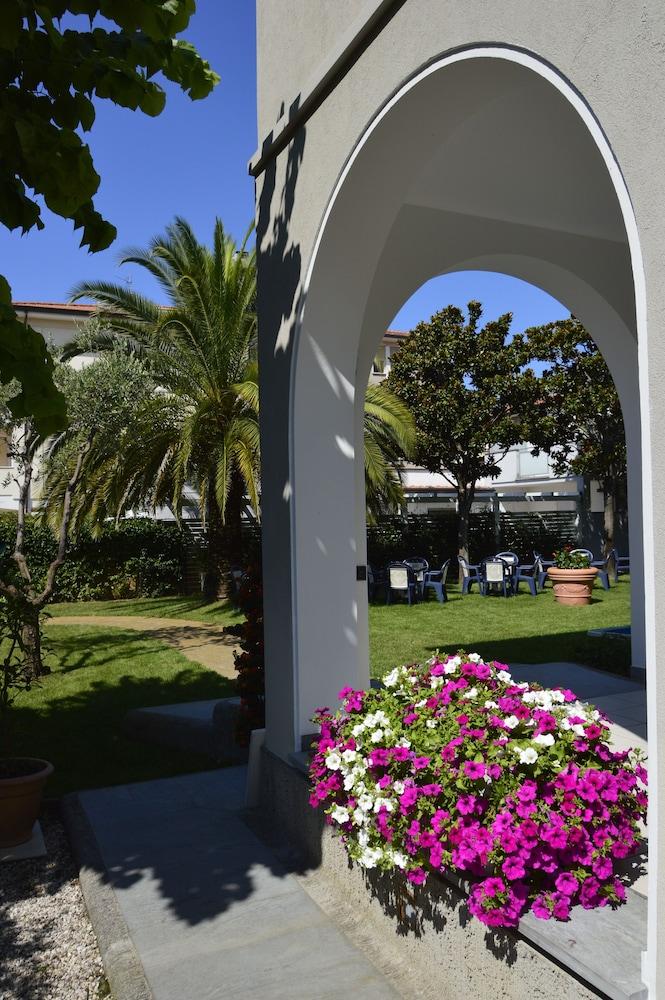 Hotel Fortunella Lido di Camaiore Exterior photo
