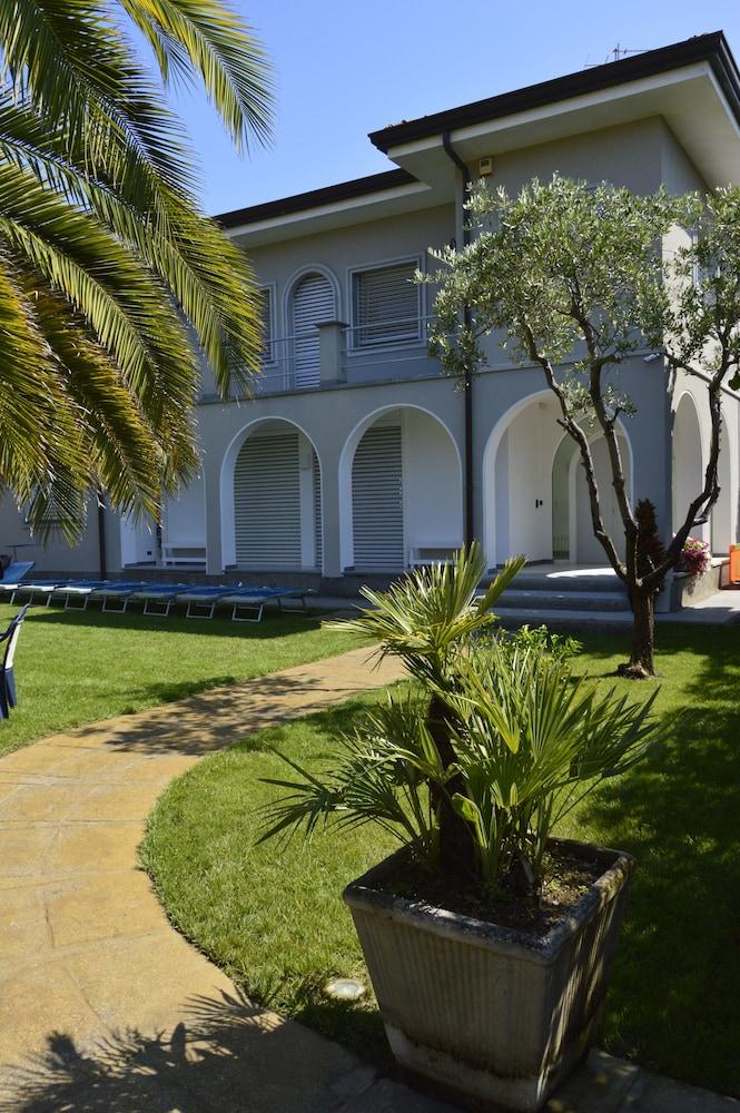 Hotel Fortunella Lido di Camaiore Exterior photo