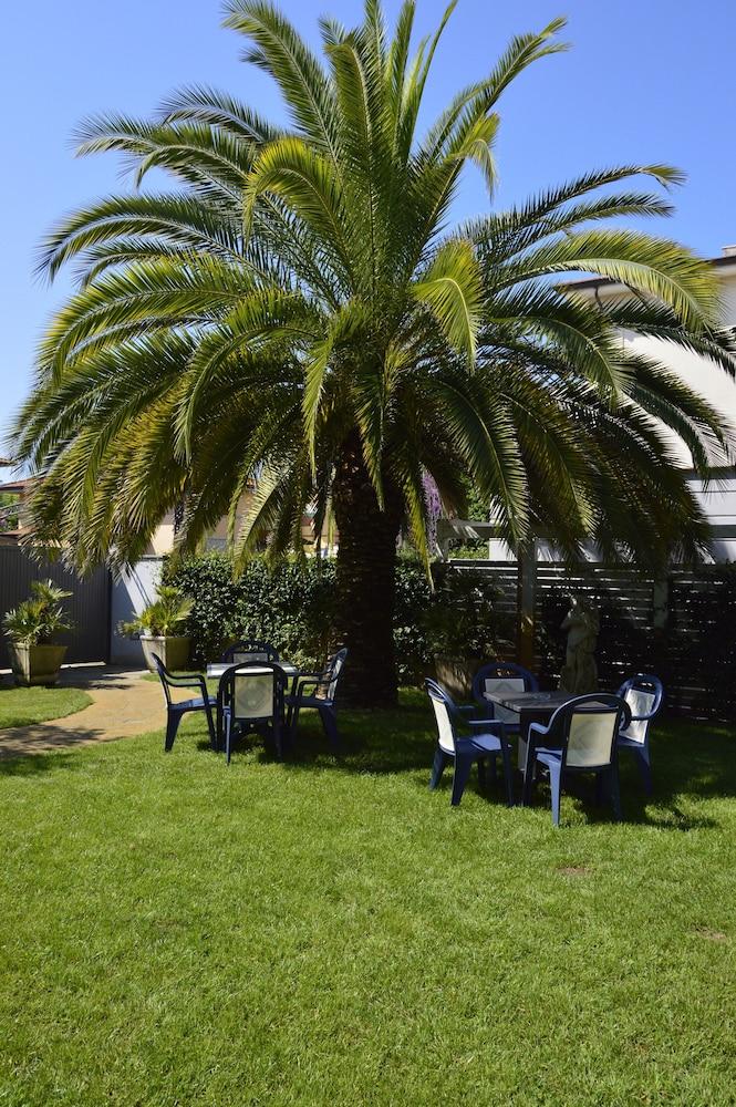 Hotel Fortunella Lido di Camaiore Exterior photo