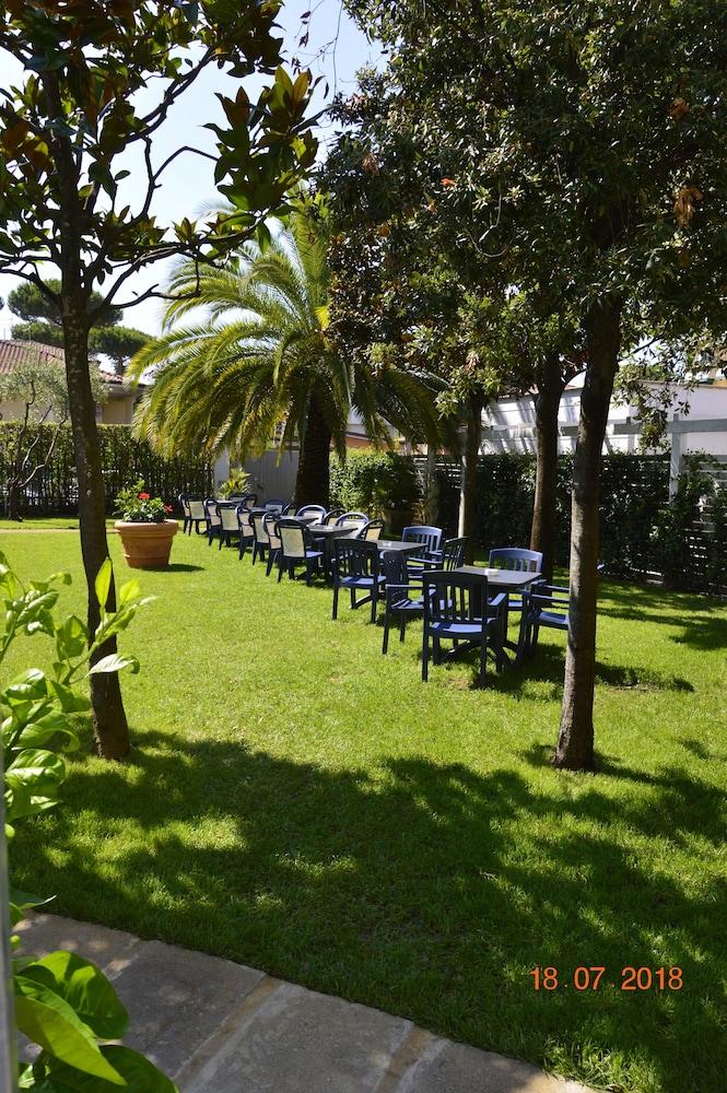 Hotel Fortunella Lido di Camaiore Exterior photo