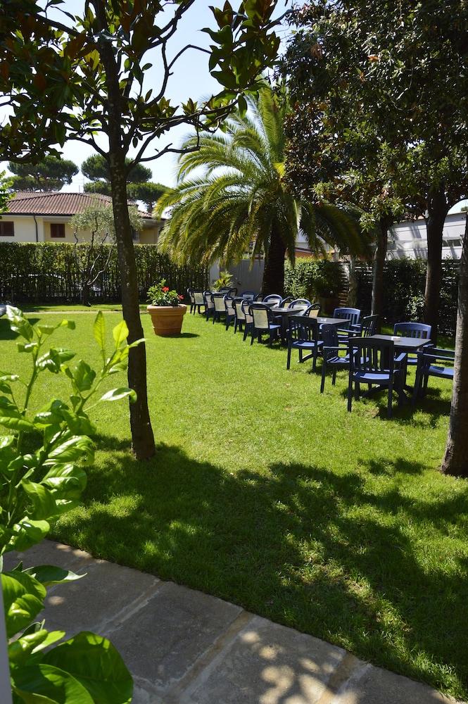 Hotel Fortunella Lido di Camaiore Exterior photo