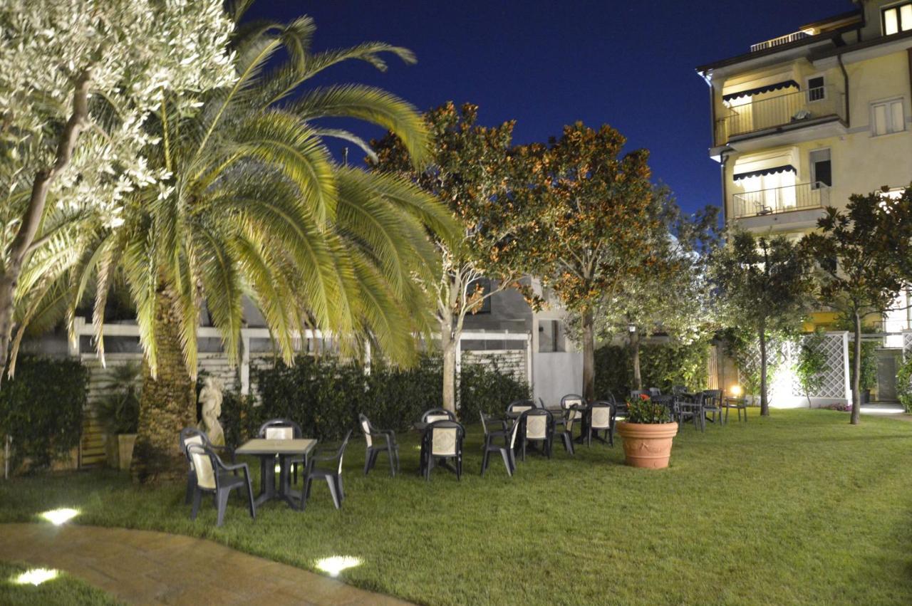 Hotel Fortunella Lido di Camaiore Exterior photo